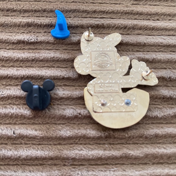 Easter Mickey Disney pin - Picture 2 of 2